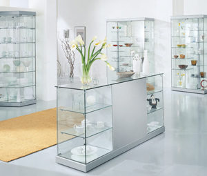 Butikkinnredning glassmonter utstillingsskap premieskap